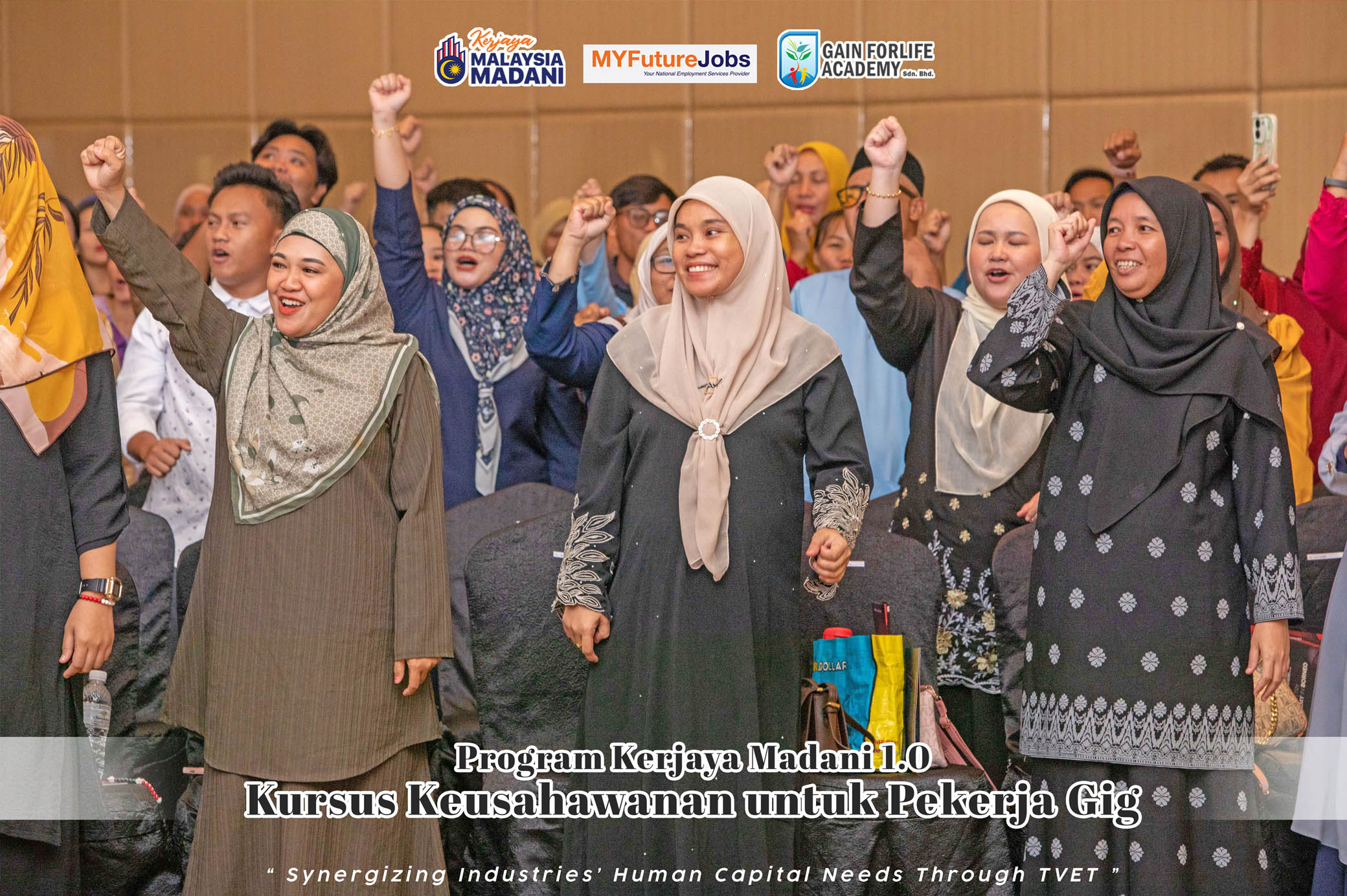 Nelson-handed-certificate-to-SLDN-trainee"